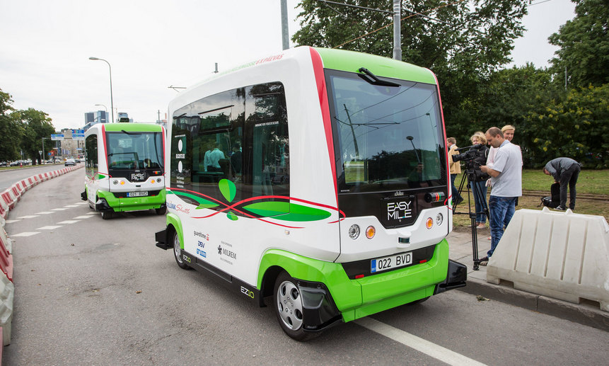 Самоуправляемые автобусы в Таллине дожидаются своей участи в специальных загончиках. Фото Aron Urb (CC BY 2.0)
